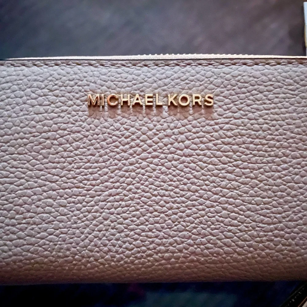 Michael Kors Pink Wallet with Elegant Leather Finish - Picture 4 of 8